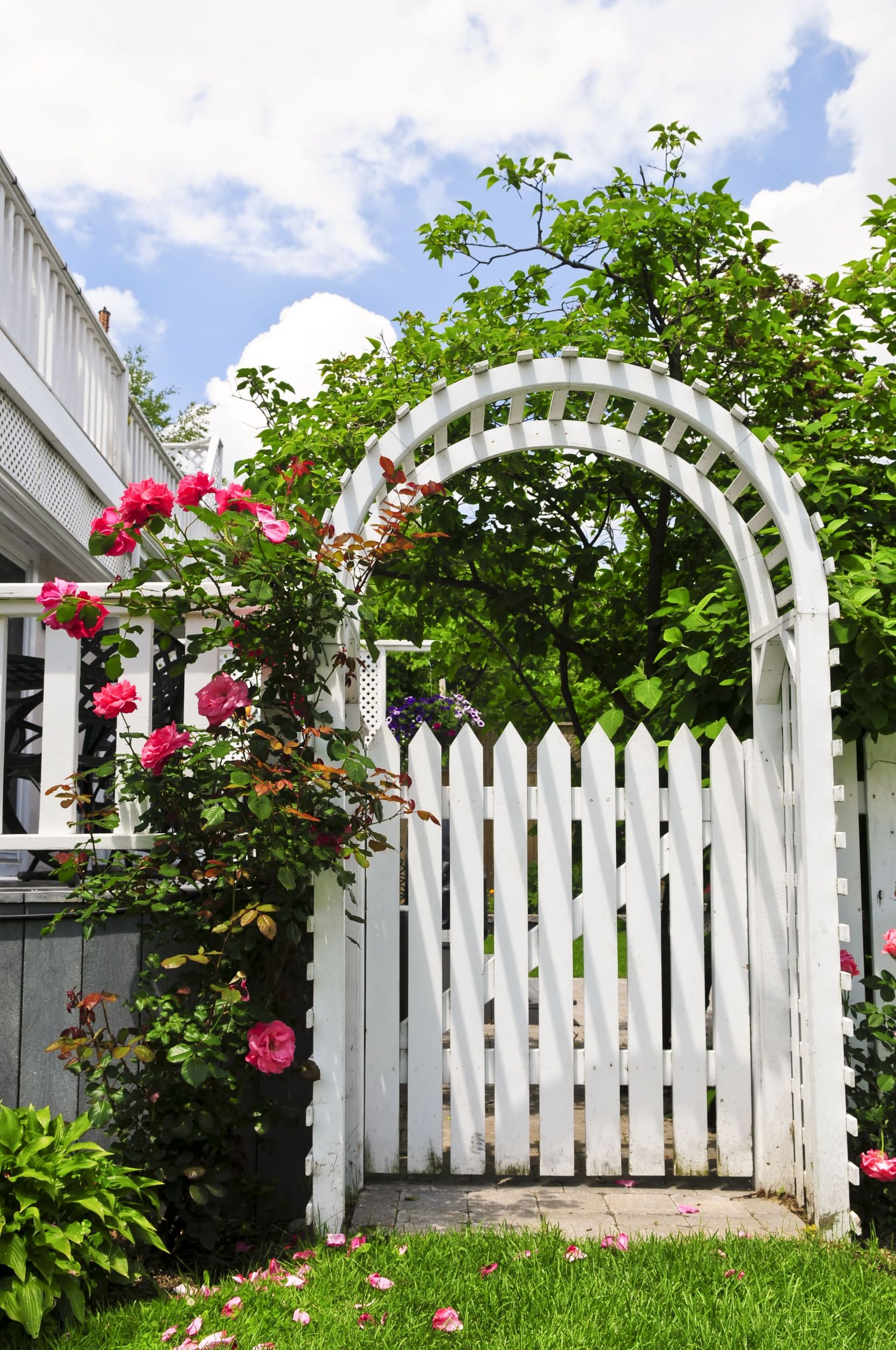 Residential Fencing Contractors in Christiansburg VA Install Structures to Fit a Variety of Goals