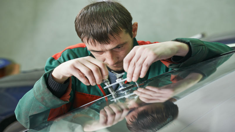 Factors to Consider When Looking for an Auto Glass Repair Company
